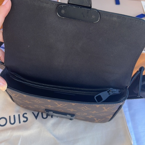 Louis Vuitton men’s cross body bag. S Lock -Sling. Neiman Marcus 2022. - Picture 6 of 16